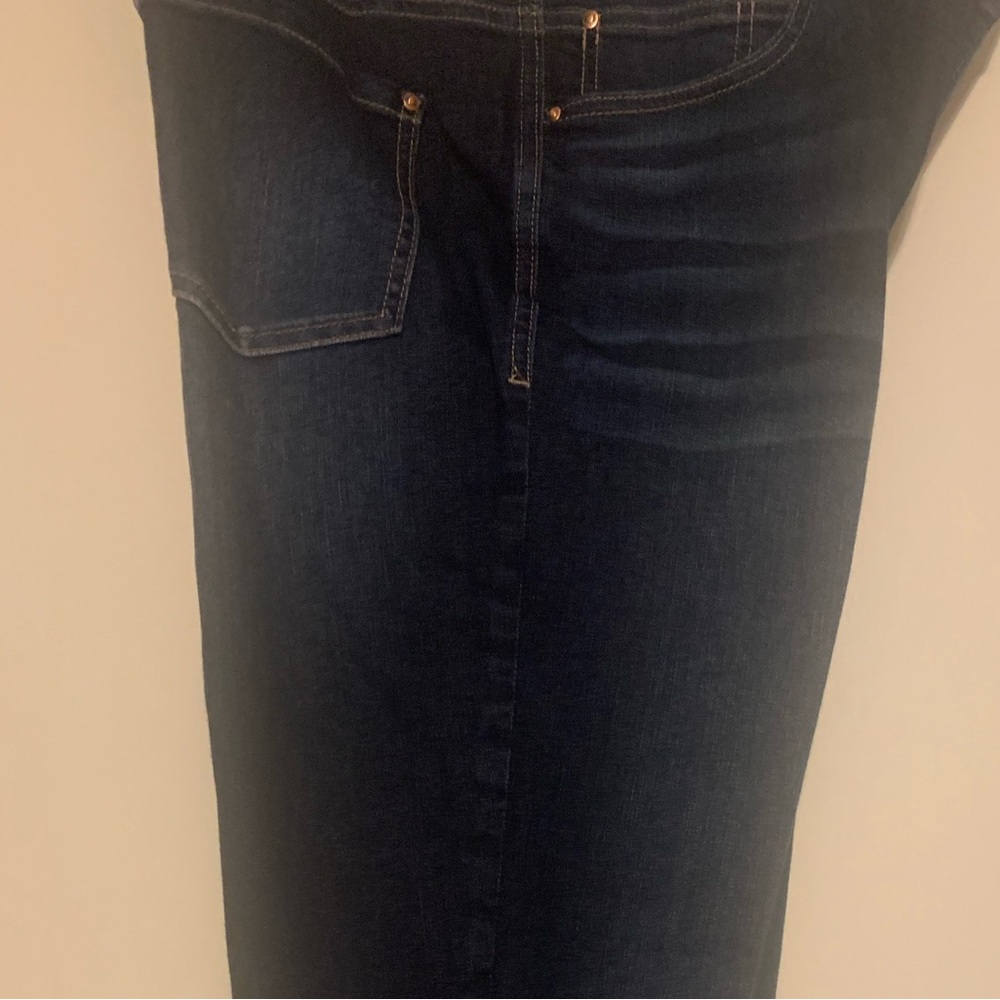 Dark blue cropped jeans